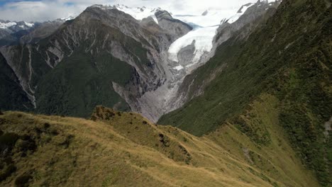 Glaciar-Franz-Josef,-Famosa-Atracción-Turística-En-La-Costa-Oeste,-Nueva-Zelanda---Drone-Aéreo