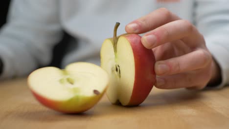 cortando una manzana por la mitad