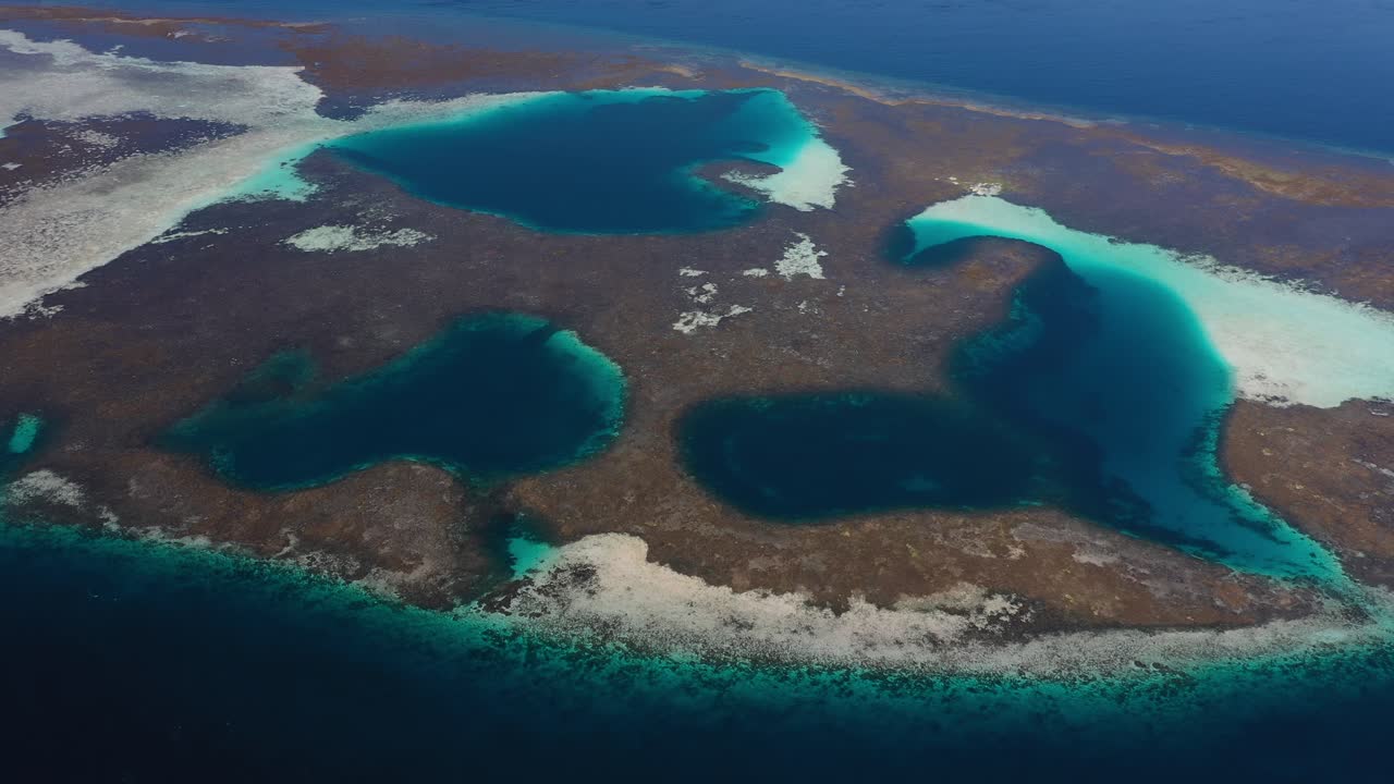 воздушный вид кораллового рифа в така-макассар, национальный парк комодо, индонезия