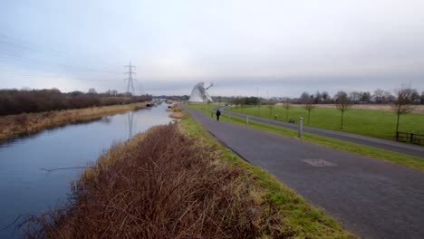 Extraweite-Aufnahme-Der-Kelpies-In-Der-Mitte-Des-Bildes-Mit-Dem-Forth--Und-Clyde-Kanal