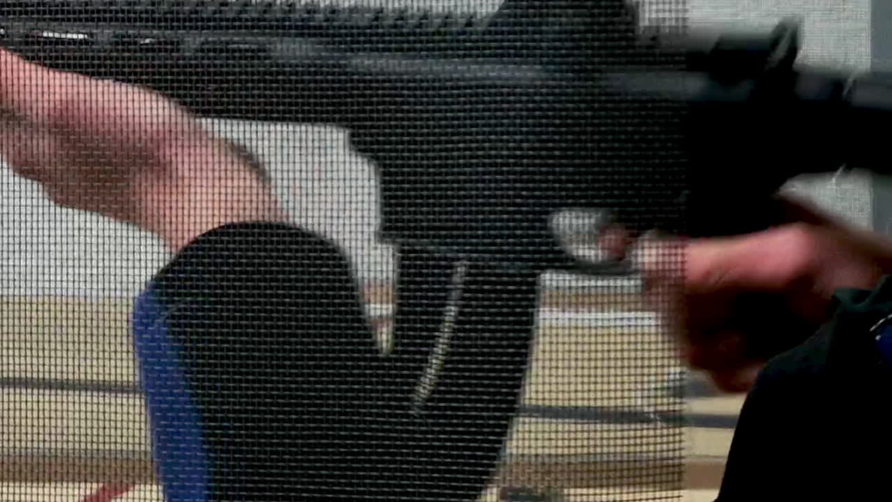 사격장에서 ar15의 손가락 당기는 방아쇠