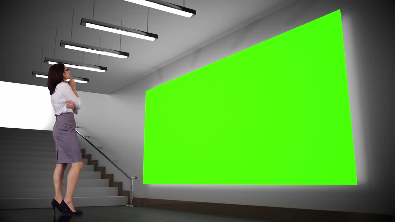 녹색 스크린을 보는 사업가