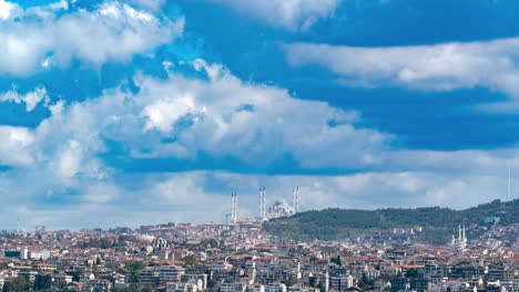 Timelapse-De-Una-Mezquita-En-Estambul-En-Un-Día-Soleado,-Con-Nubes-Que-Se-Mueven-Rápidamente,-Turquía