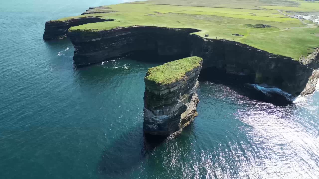 드론은 왼쪽에서 오른쪽으로 다운패트릭 헤드 주위를 날아다니며 배경에는 본토가 있습니다.