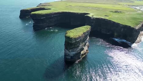 Drohnenaufnahme,-Die-Von-Links-Nach-Rechts-Um-Downpatrick-Head-Fliegt,-Mit-Dem-Festland-Im-Hintergrund