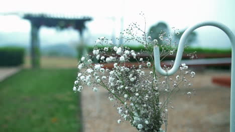 Ramo-De-Flores-De-Aliento-De-Bebé-Cuelgan-Como-Decoración-En-El-Pasillo-De-La-Ceremonia-De-Boda-Al-Aire-Libre