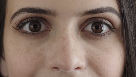 cerca hermosa mujer joven cara ojos abiertos mirando sorprendido feliz lindas pecas femeninas