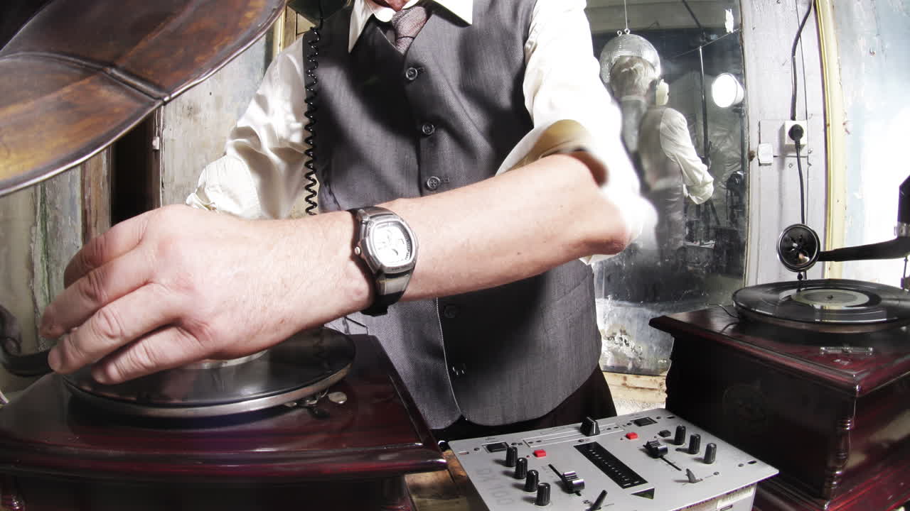 Nonno DJ con grammofoni.