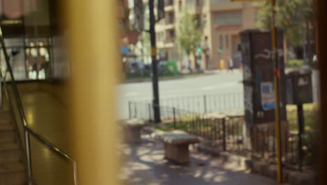 reflejo de personas y casas en la puerta de vidrio