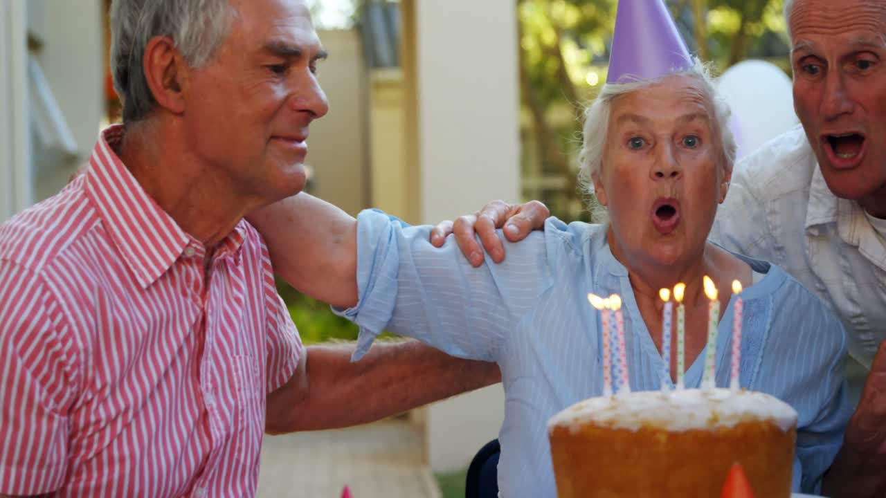 Anziani che festeggiano un compleanno 4k
