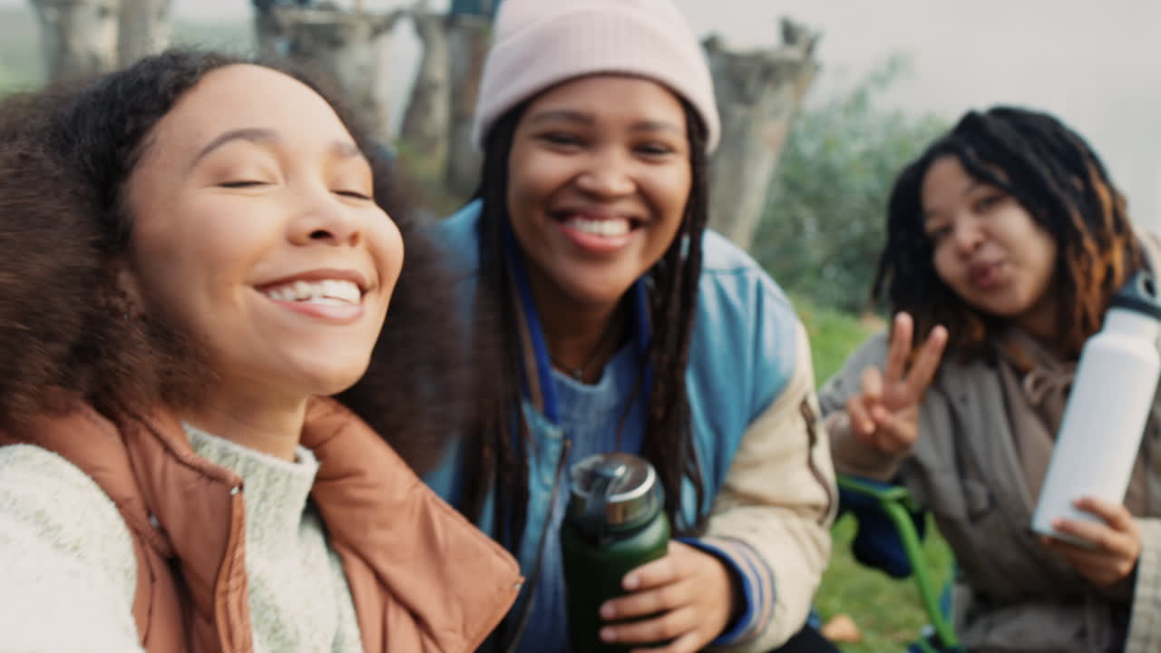 셀카, 비디오, 캠핑 친구들과의 평화