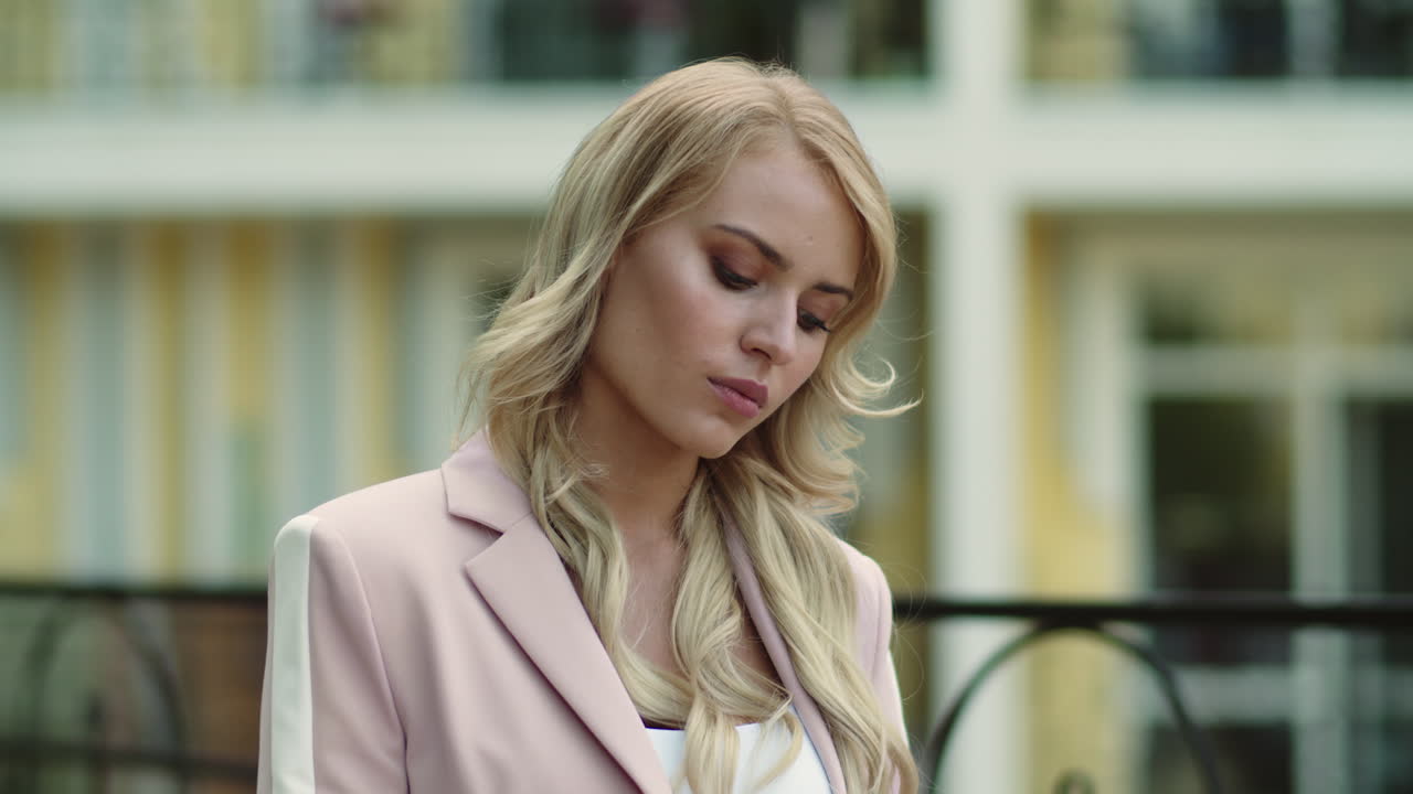 무선 헤드 ⁇ 을 사용하는 여성의 초상화. 블루투스 이어폰을 사용하는 여성