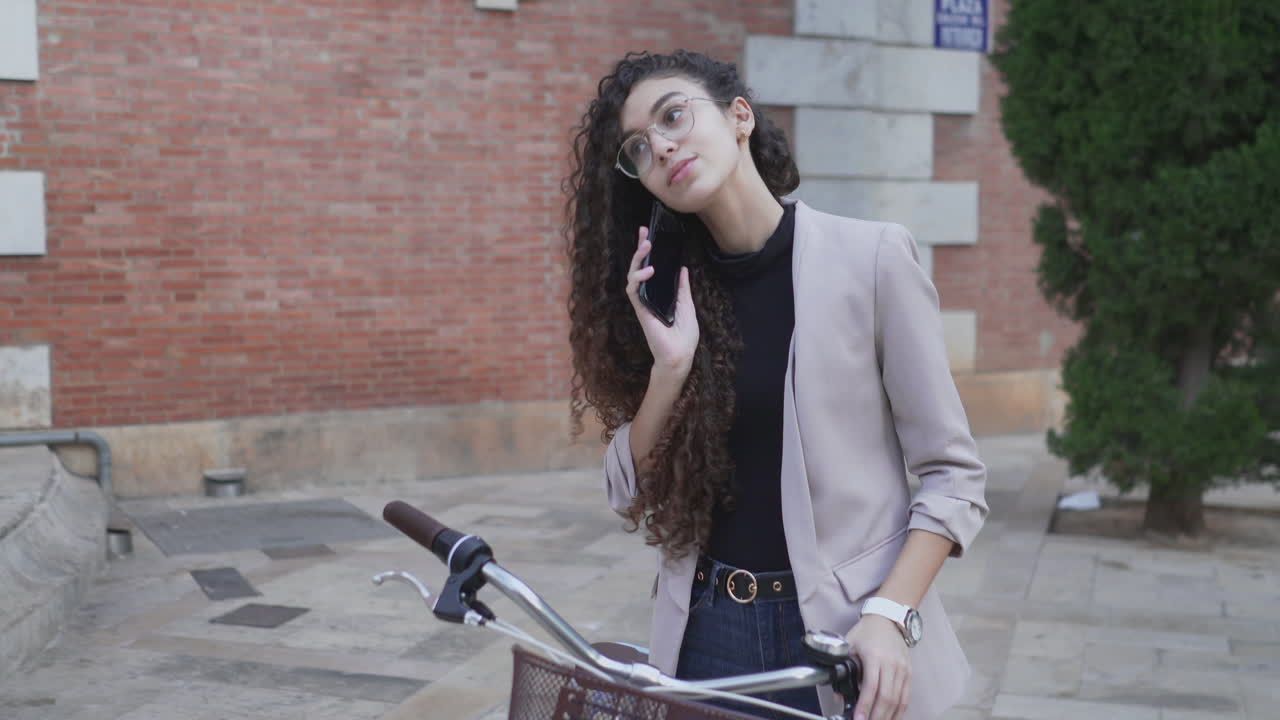 Giovane donna in bicicletta in città