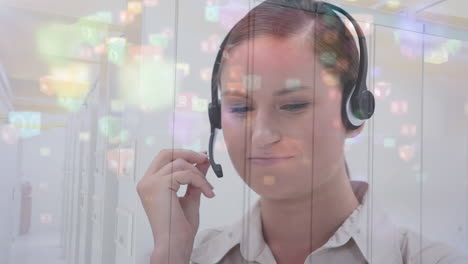 animación de conexiones con iconos sobre mujer de negocios usando auriculares de teléfono