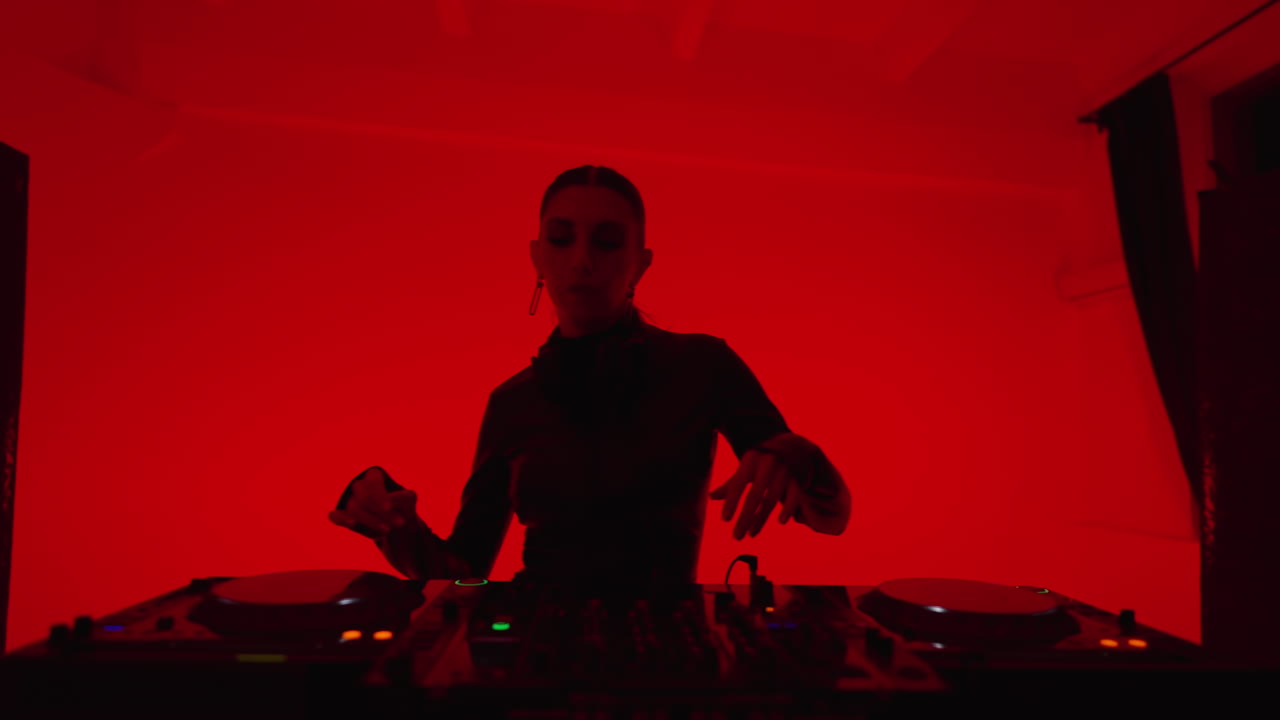 dj femenina actuando en un club nocturno