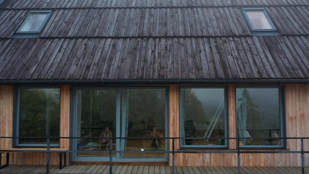 una cabaña de yoga de madera en un bosque de niebla