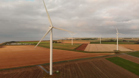 Aerogeneradores-Durante-La-Puesta-De-Sol-En-El-Suroeste-De-Los-Países-Bajos