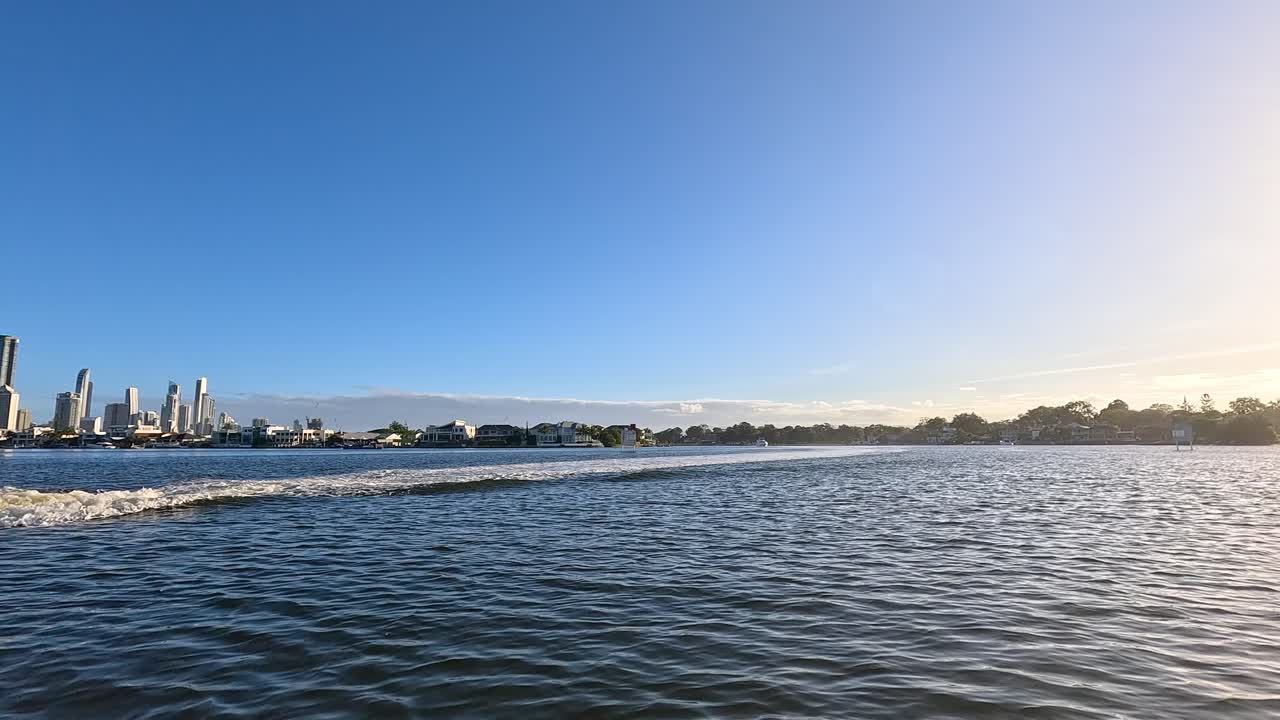 골드 코스트 수로를 가로질러 경치 좋은 보트 타기