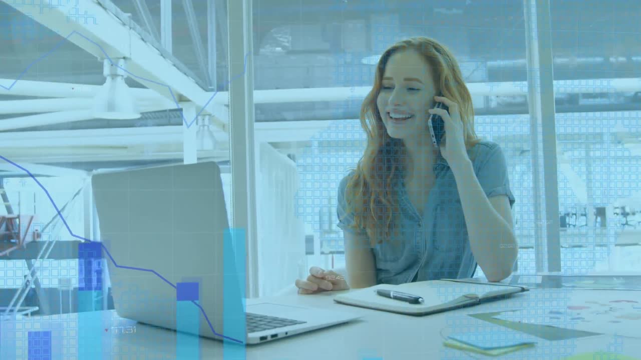 animación del procesamiento de datos financieros sobre una mujer de negocios caucásica que trabaja en la oficina