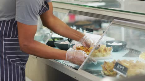 animación de la sección media de un camarero biracial que toma comida de la nevera