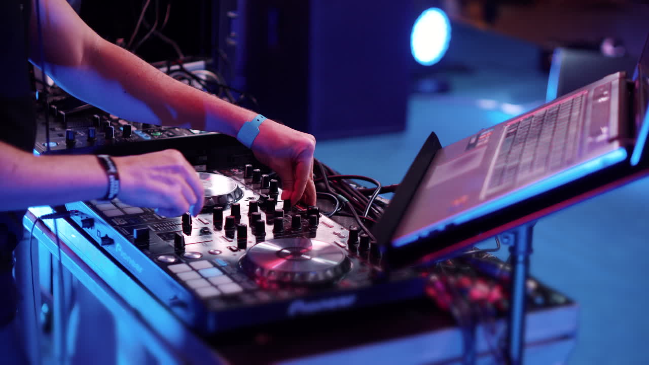 El DJ está actuando.