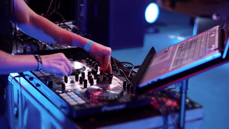 el dj está actuando.