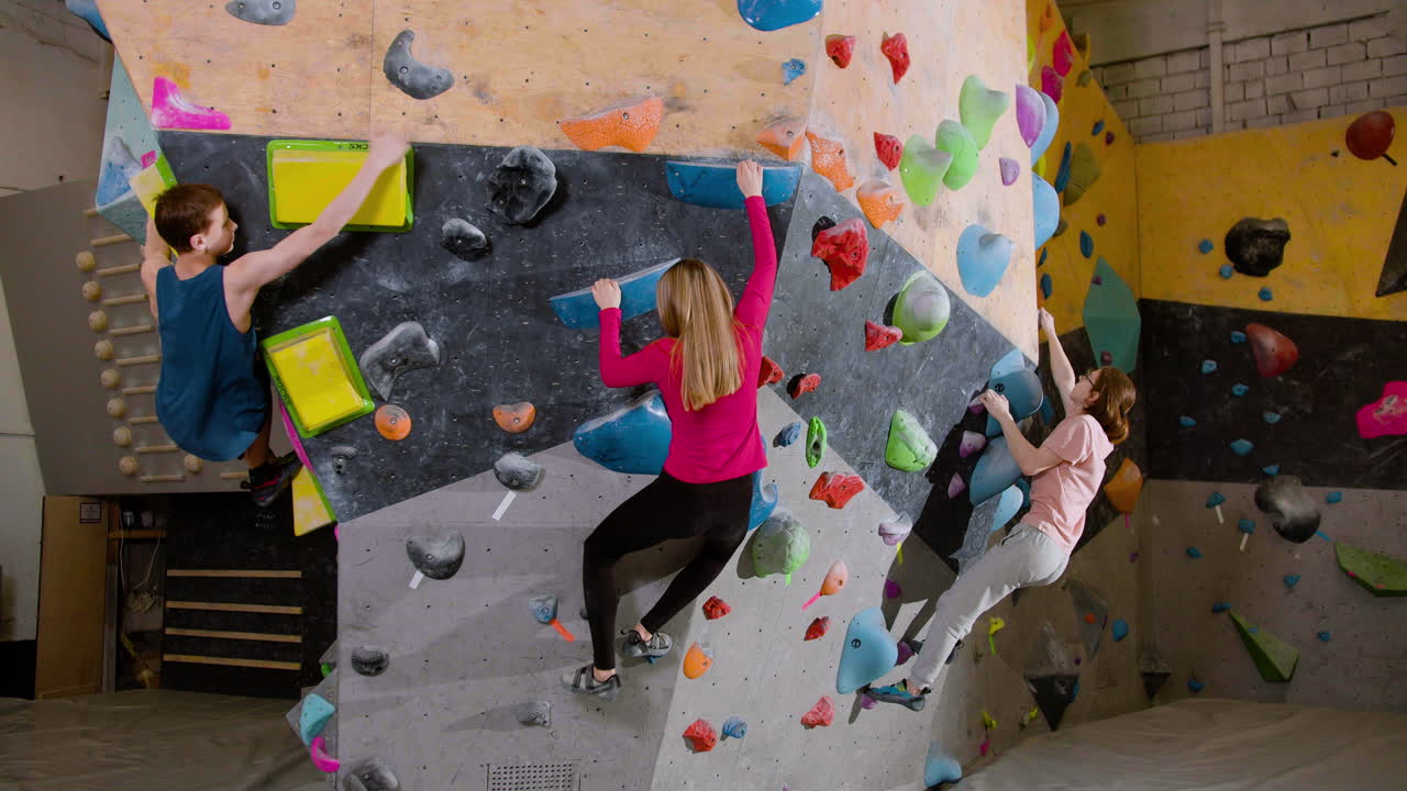 amigos haciendo bouldering en el interior