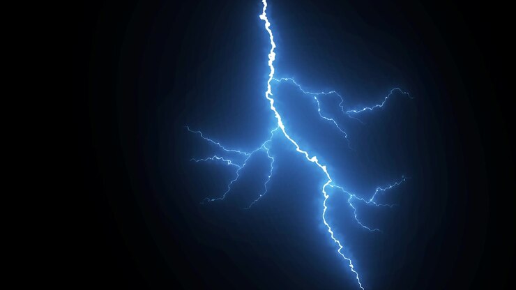 Potente fulmine blu che lampeggia su sfondo scuro