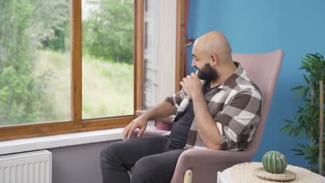 Am-Fenster-Träumt-Und-Lacht-Der-Mann.