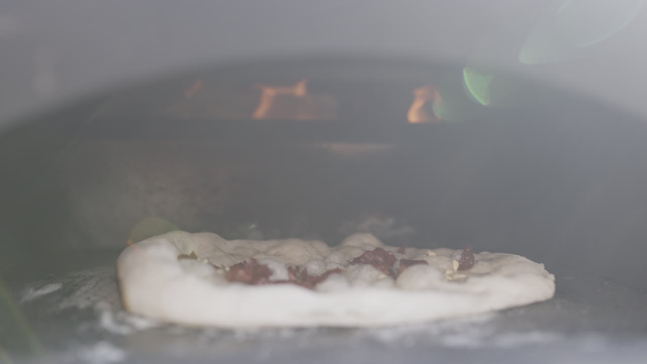 나무 로 연소 된 오븐 에서 피자 를 는 것