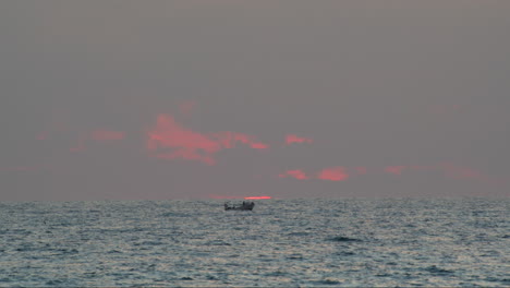 Fischerboot-Im-Dämmerungsozean