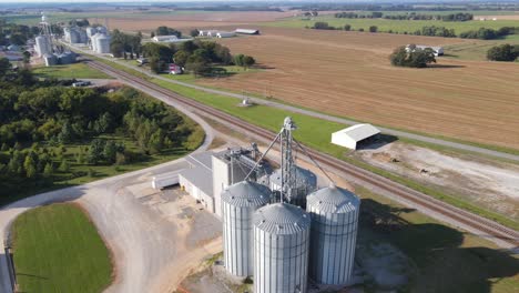 4k-drohnenaufnahmen-Aus-Der-Luftumkreisung-Einer-Farm-Mit-Vielen-Fütterungssilos-Aus-Stahl-In-Der-Nähe-Von-Trenton,-Kentucky-In-Den-Usa