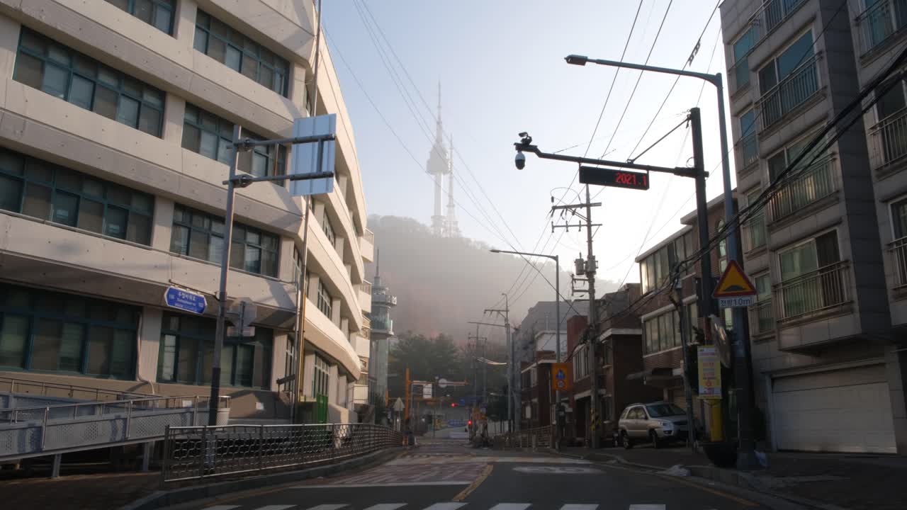 한국 서울의 거리와 남산 타워의 광각 정적 샷