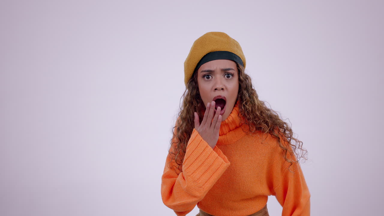 wow, sorpresa y manos en la cara de la mujer en el estudio