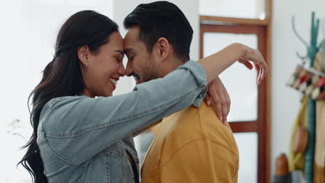 Pareja,-Feliz-Y-Abrazo-En-El-Salón-De-Casa-Con-Una-Sonrisa