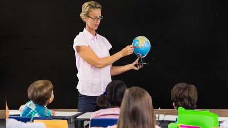 animación de maestras caucásicas y escolares diversos a bordo