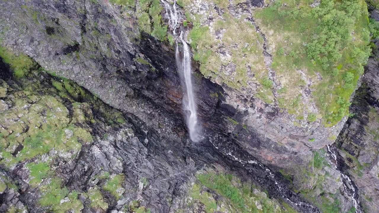 espectaculares cascadas en alta canyon en el norte de noruega
