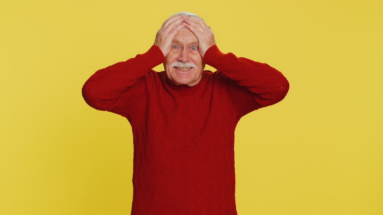 hombre asombrado sorpresa mirando a la cámara con ojos grandes conmocionado por la victoria repentina wow emoción