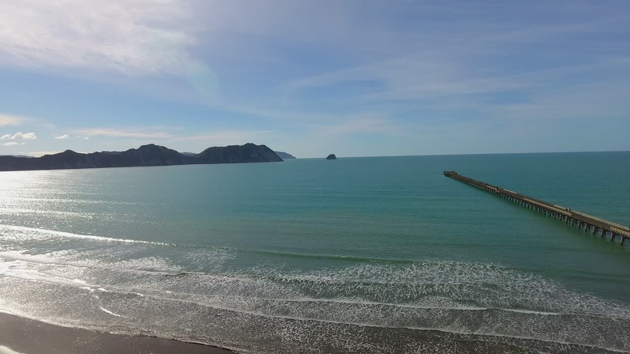 부두가 있는 아름다운 푸른 바다의 놀라운 항공