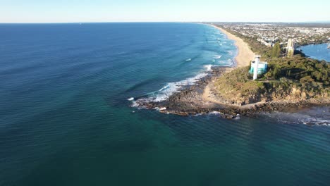 faro de point cartwright en la desembocadura del río mooloolaba