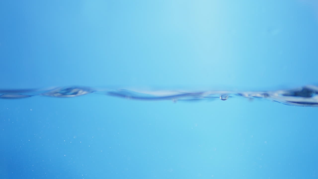 액체 진정성: 부드럽게 흐르는 물 표면, 느린 움직임