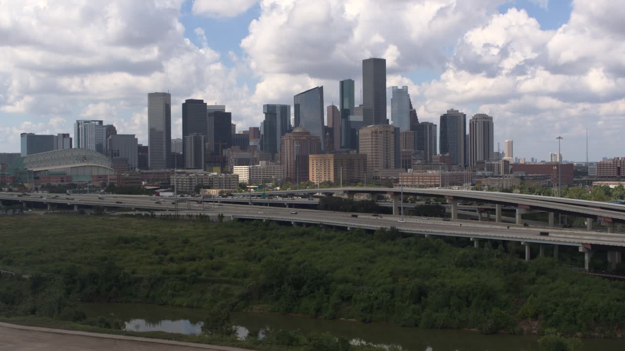 휴스턴 시내와 주변 지역의 상승하는 드론