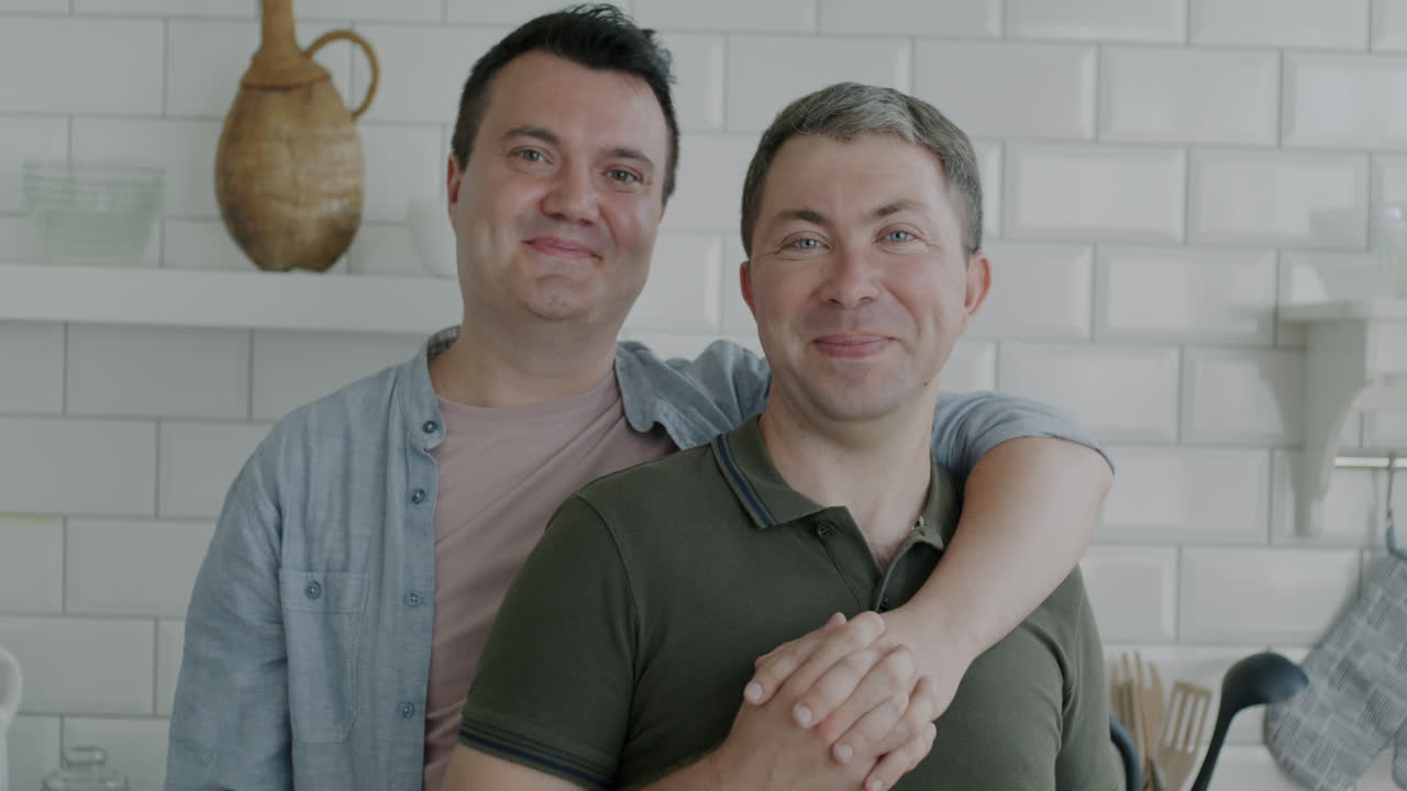 부에서 행복한 게이 커플