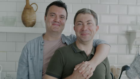 una pareja gay feliz en la cocina.