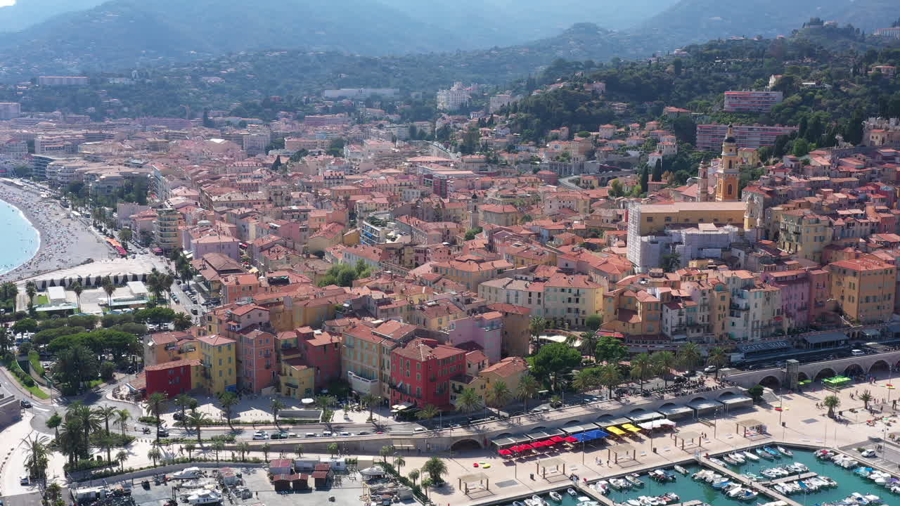 Mentone, vista ravvicinata su case colorate, città costiera della Francia mediterranea