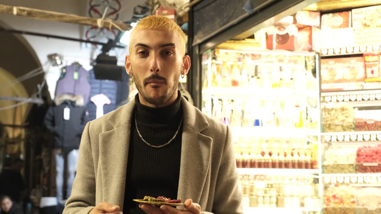 joven comiendo delicias turcas