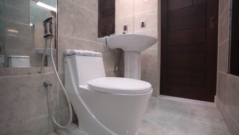 Moderne-Badezimmereinrichtung-Mit-Marmoroberfläche