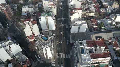 Luftflug-über-Raul-Scalabrini-Ortiz-Avenue,-Stadtteil-Palermo,-Buenos-Aires