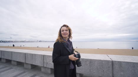 mujer fotógrafa en la playa