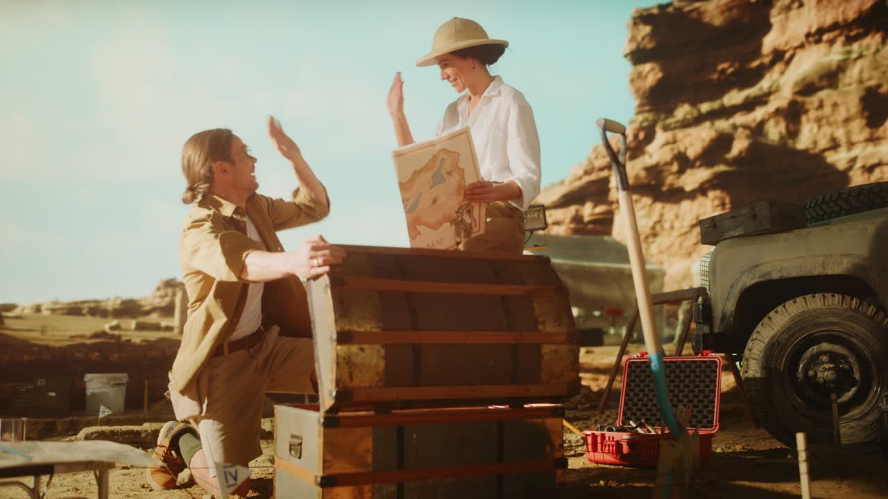 고고학적 발굴 장소: 보물 사냥에 두 명의 위대한 모험가들은 말할 수 없는 보물을 가진 상자를 열고, 고대 문명이 숨겨진 금을 발견함으로써 그들의 성공을 축하합니다.